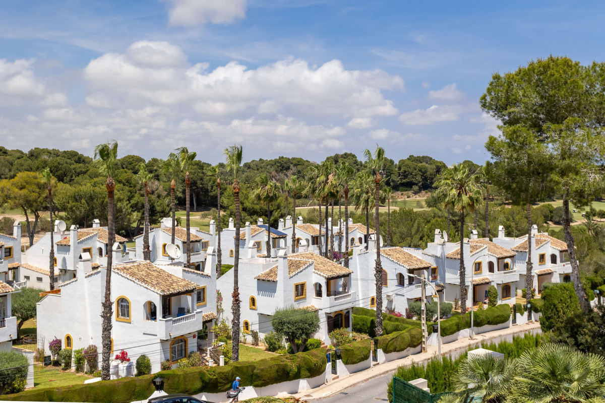 For sale - 4 Bedroom 2 Bathroom House - Detached Villa in Orihuela - Villamartin  - Alicante