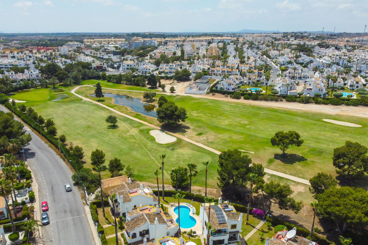 For sale - 4 Bedroom 2 Bathroom House - Detached Villa in Orihuela - Villamartin  - Alicante