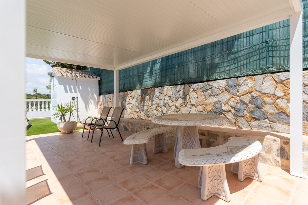 For sale - 4 Bedroom 2 Bathroom House - Detached Villa in Orihuela - Villamartin  - Alicante