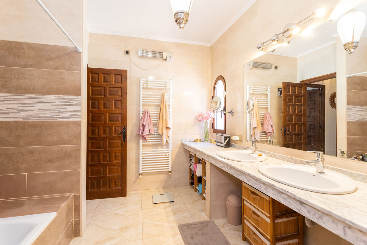 For sale - 4 Bedroom 2 Bathroom House - Detached Villa in Orihuela - Villamartin  - Alicante