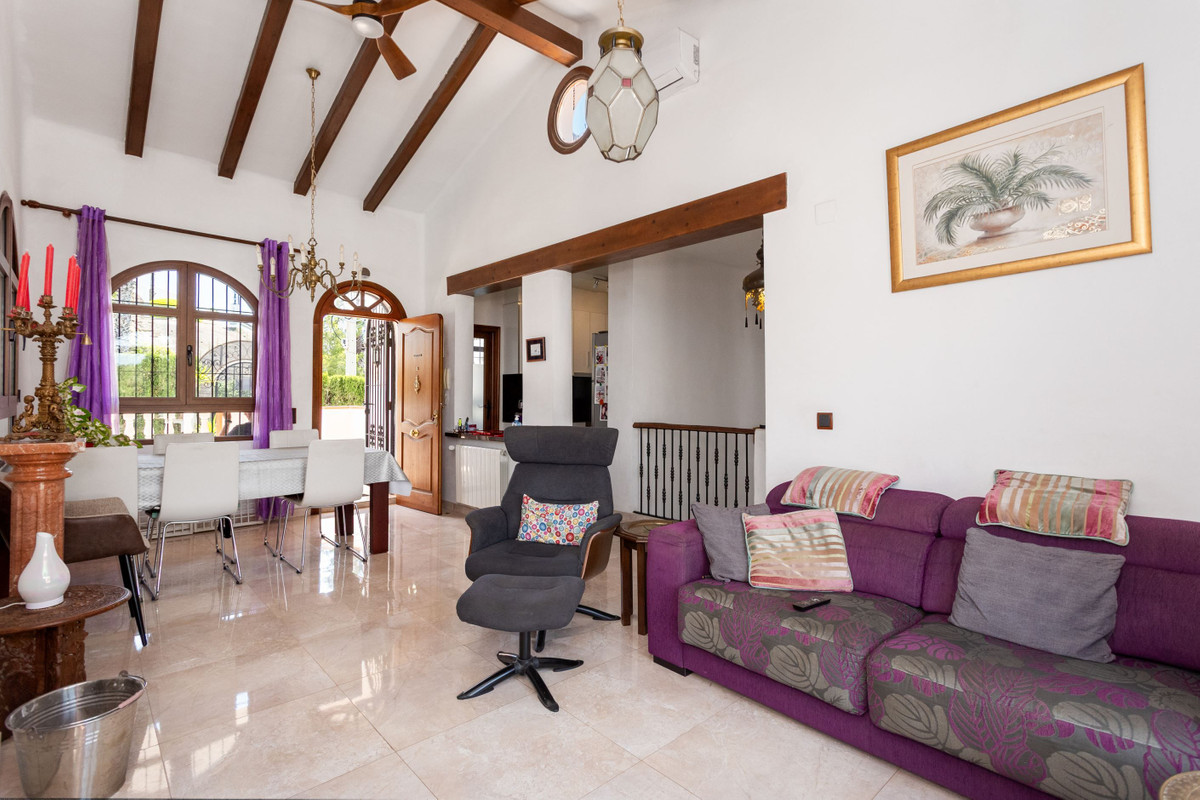 For sale - 4 Bedroom 2 Bathroom House - Detached Villa in Orihuela - Villamartin  - Alicante
