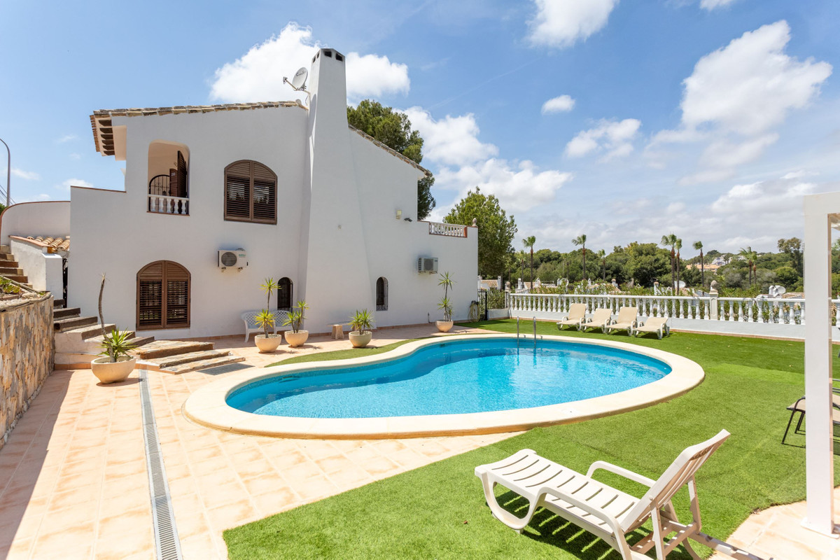 For sale - 4 Bedroom 2 Bathroom House - Detached Villa in Orihuela - Villamartin  - Alicante