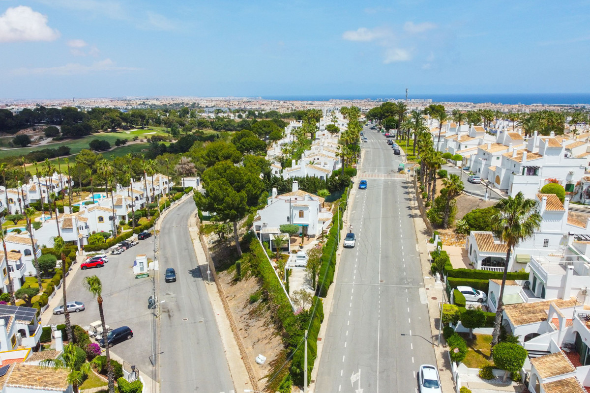 For sale - 4 Bedroom 2 Bathroom House - Detached Villa in Orihuela - Villamartin  - Alicante