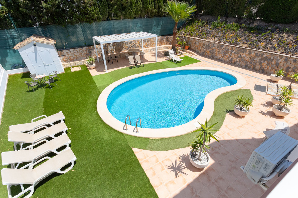 For sale - 4 Bedroom 2 Bathroom House - Detached Villa in Orihuela - Villamartin  - Alicante