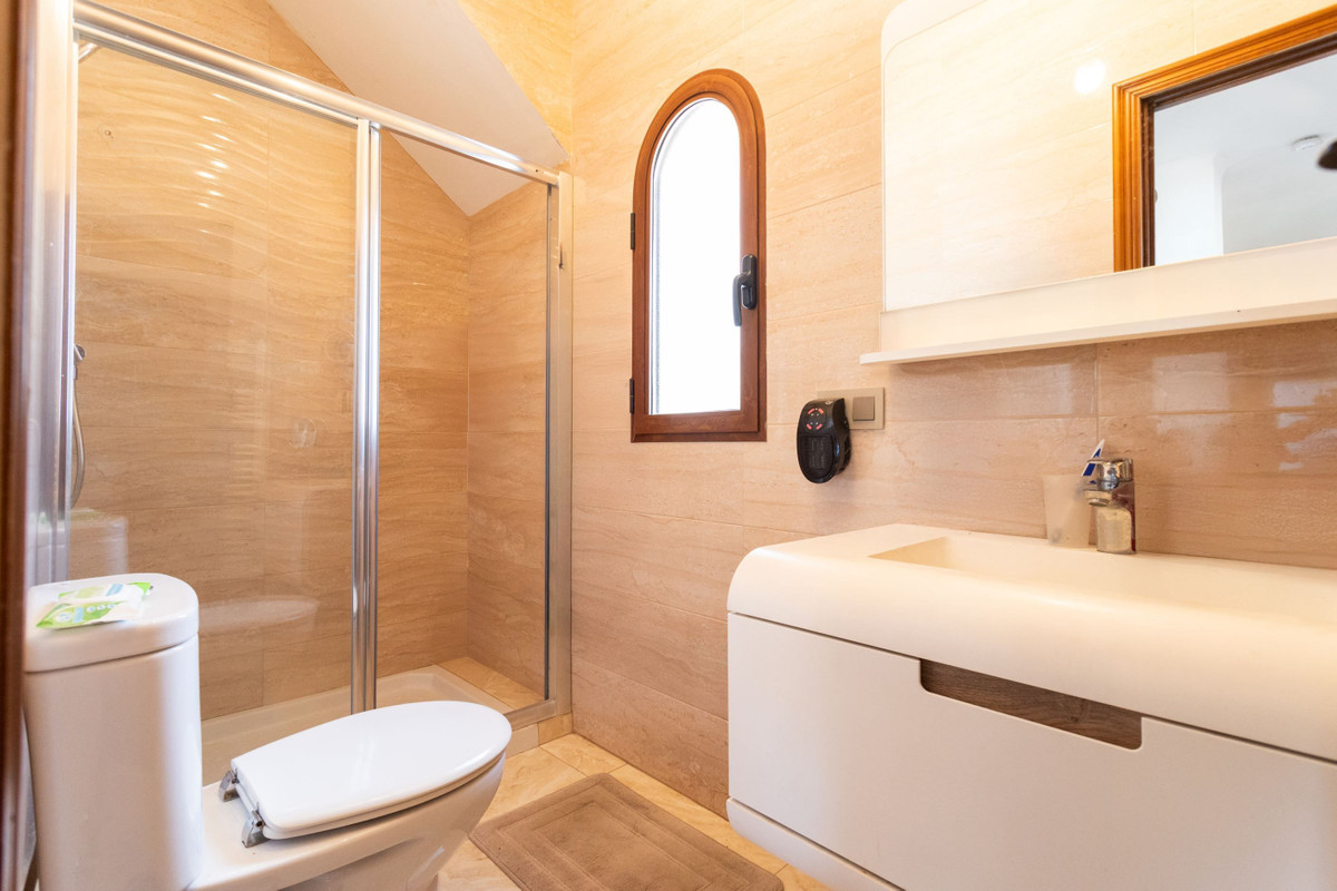 For sale - 4 Bedroom 2 Bathroom House - Detached Villa in Orihuela - Villamartin  - Alicante