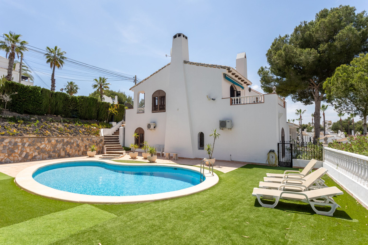 For sale - 4 Bedroom 2 Bathroom House - Detached Villa in Orihuela - Villamartin  - Alicante