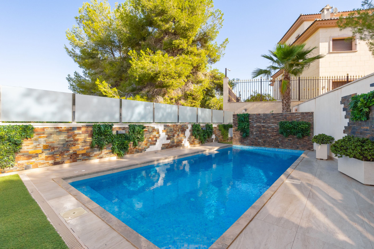 For sale - 3 Bedroom 4 Bathroom House - Detached Villa in Orihuela - Villamartin  - Alicante