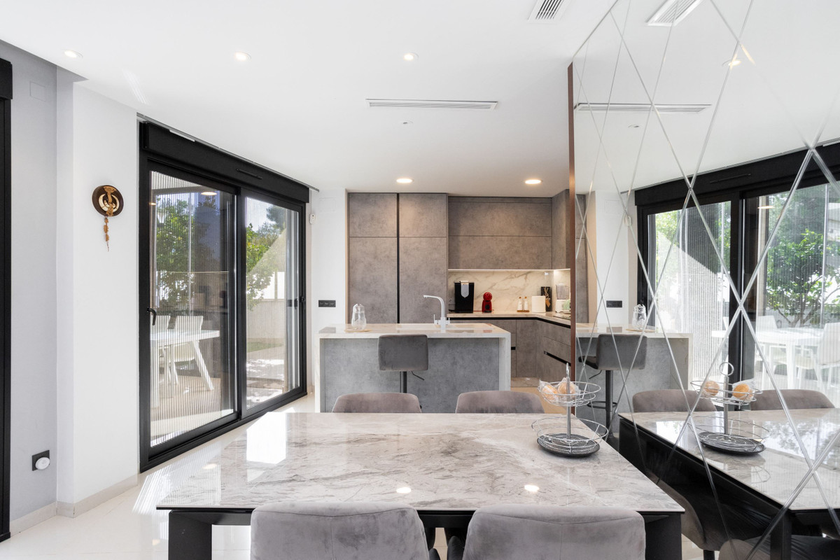 For sale - 3 Bedroom 4 Bathroom House - Detached Villa in Orihuela - Villamartin  - Alicante