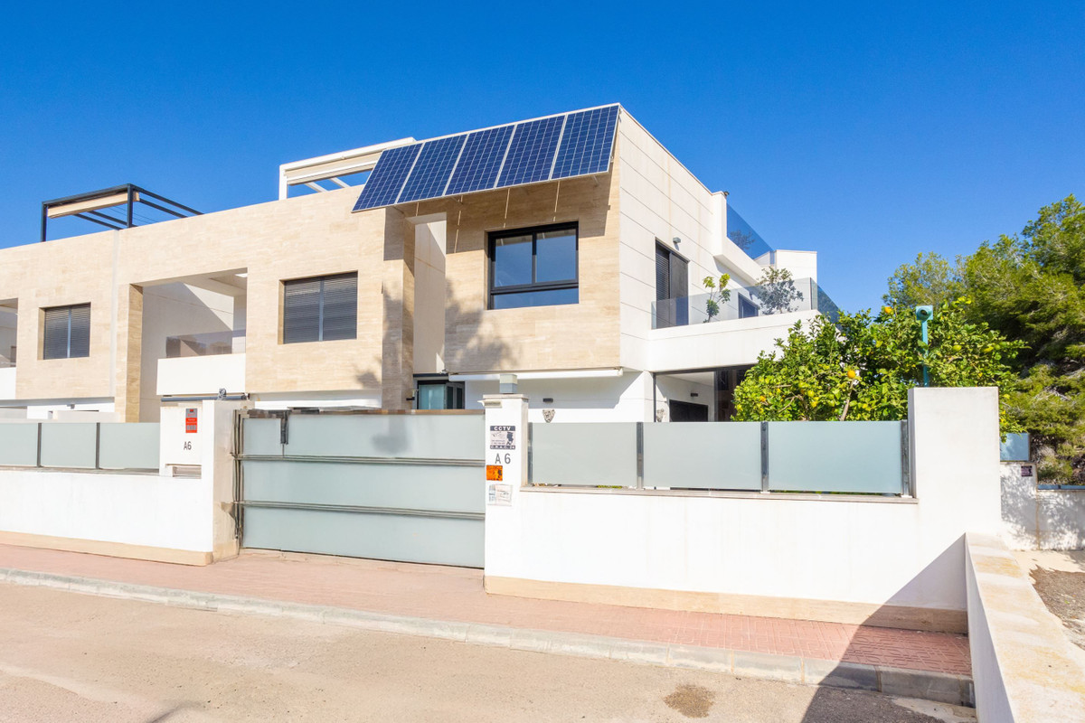For sale - 3 Bedroom 4 Bathroom House - Detached Villa in Orihuela - Villamartin  - Alicante