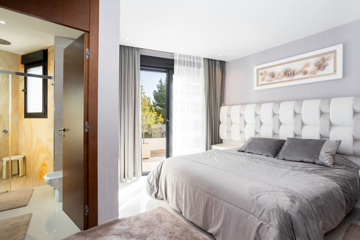 For sale - 3 Bedroom 4 Bathroom House - Detached Villa in Orihuela - Villamartin  - Alicante