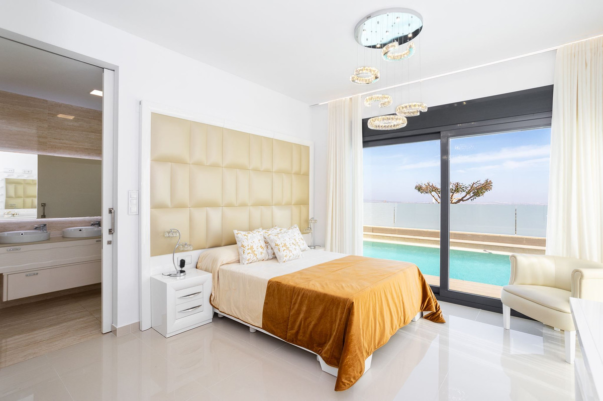 For sale - 5 Bedroom 5 Bathroom House - Detached Villa in San Miguel de Salinas - San Miguel de Salinas Centro  - Alicante