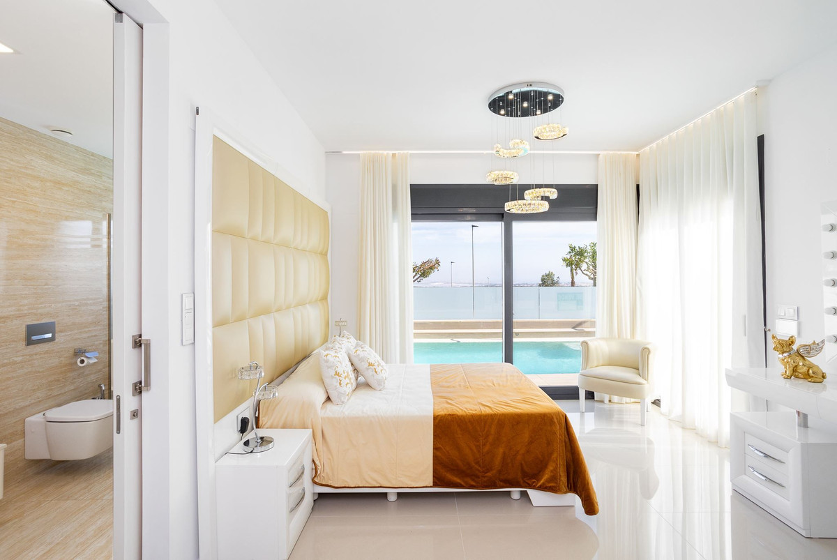 For sale - 5 Bedroom 5 Bathroom House - Detached Villa in San Miguel de Salinas - San Miguel de Salinas Centro  - Alicante