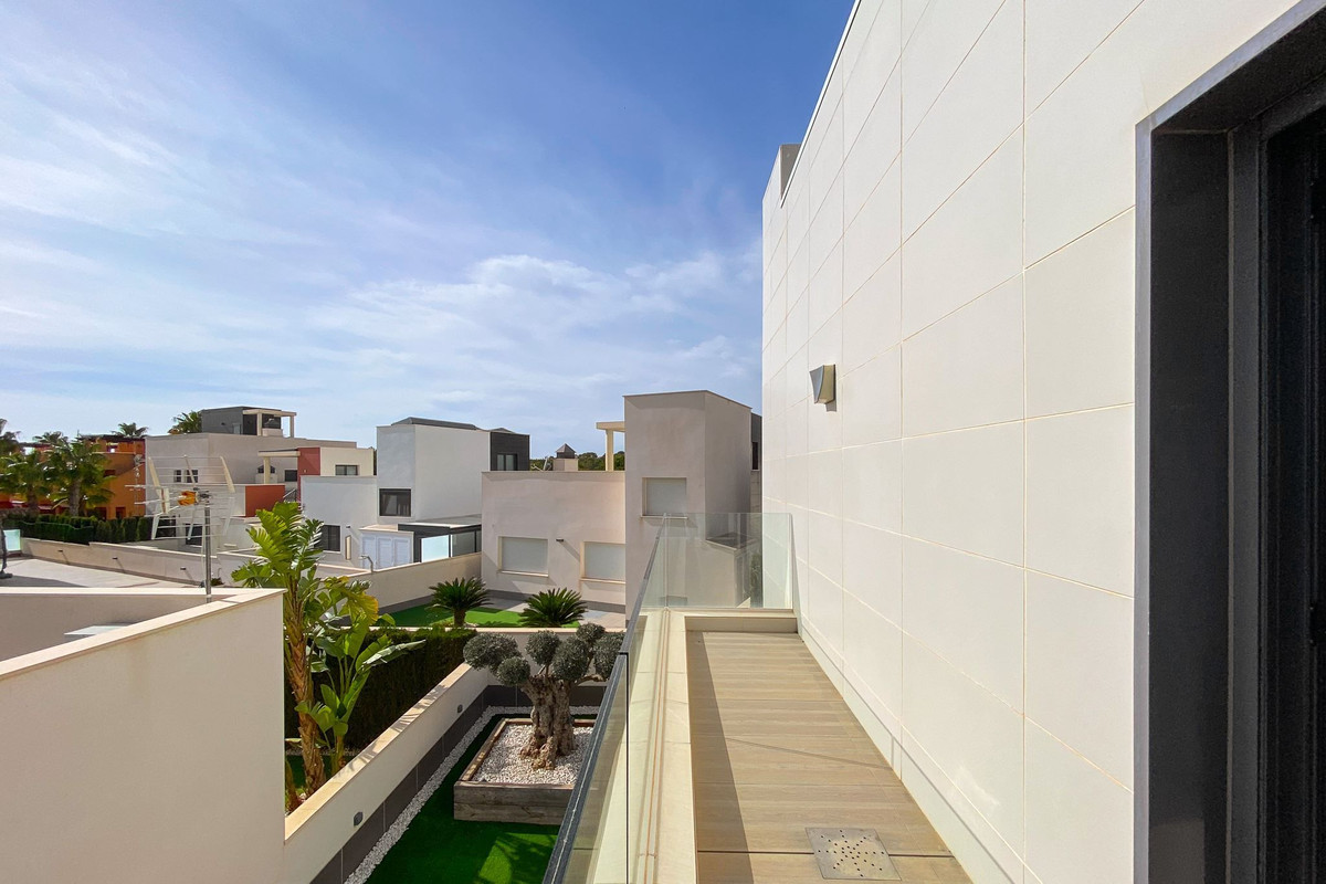 For sale - 5 Bedroom 5 Bathroom House - Detached Villa in San Miguel de Salinas - San Miguel de Salinas Centro  - Alicante