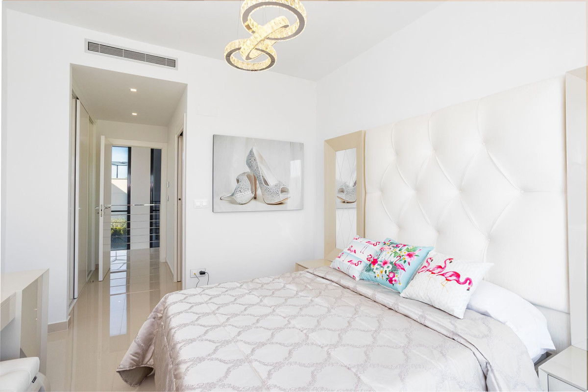 For sale - 5 Bedroom 5 Bathroom House - Detached Villa in San Miguel de Salinas - San Miguel de Salinas Centro  - Alicante