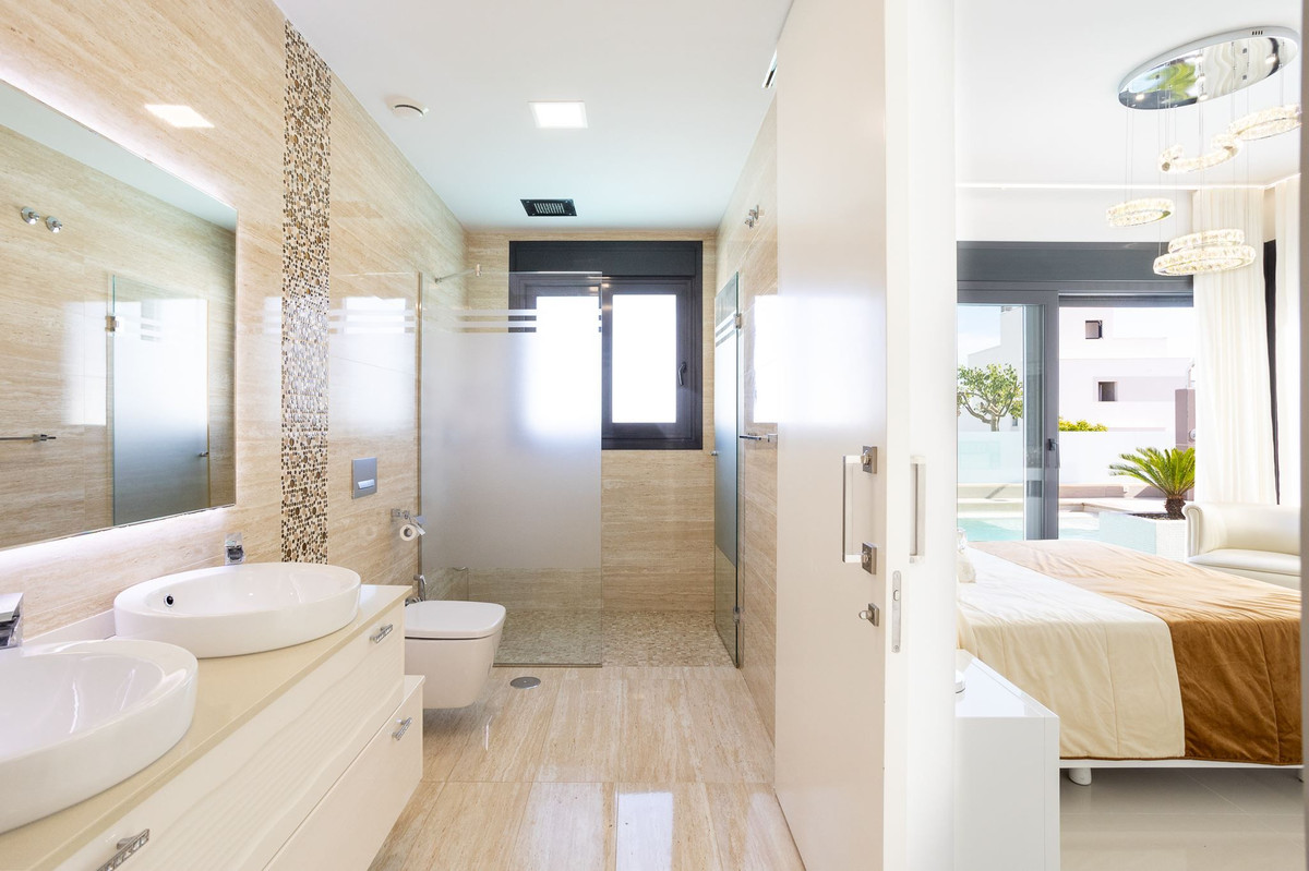 For sale - 5 Bedroom 5 Bathroom House - Detached Villa in San Miguel de Salinas - San Miguel de Salinas Centro  - Alicante