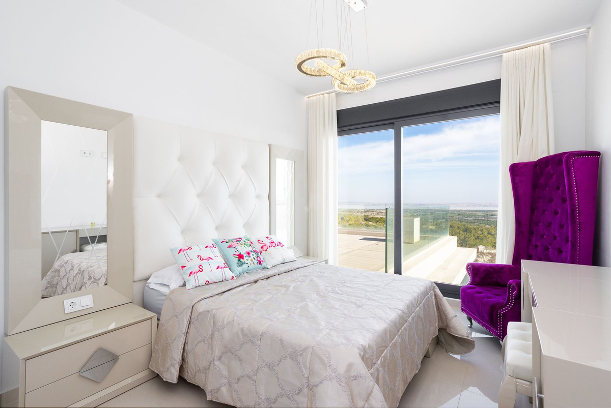 For sale - 5 Bedroom 5 Bathroom House - Detached Villa in San Miguel de Salinas - San Miguel de Salinas Centro  - Alicante