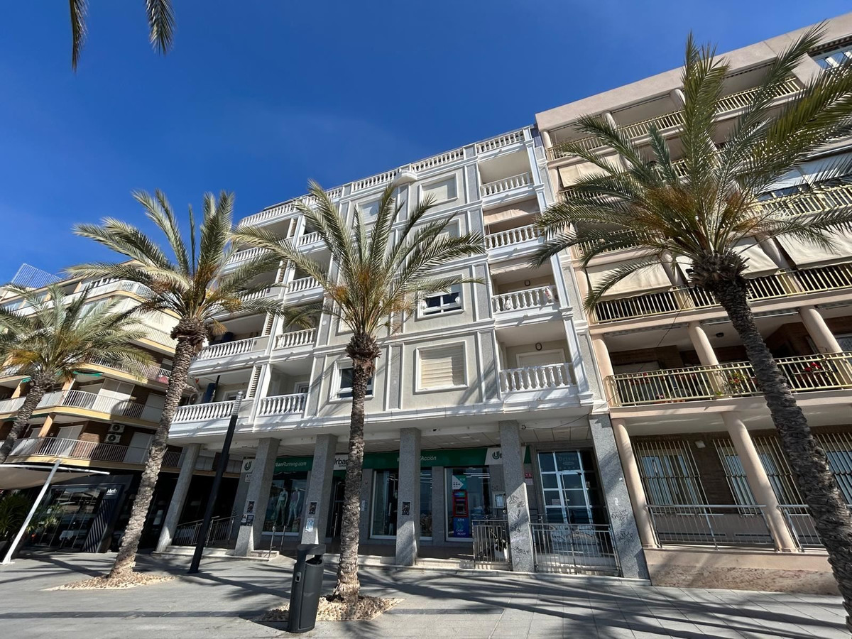 For sale - 4 Bedroom 3 Bathroom Apartment - Middle Floor Apartment in Torrevieja - Torrevieja Centro  - Alicante