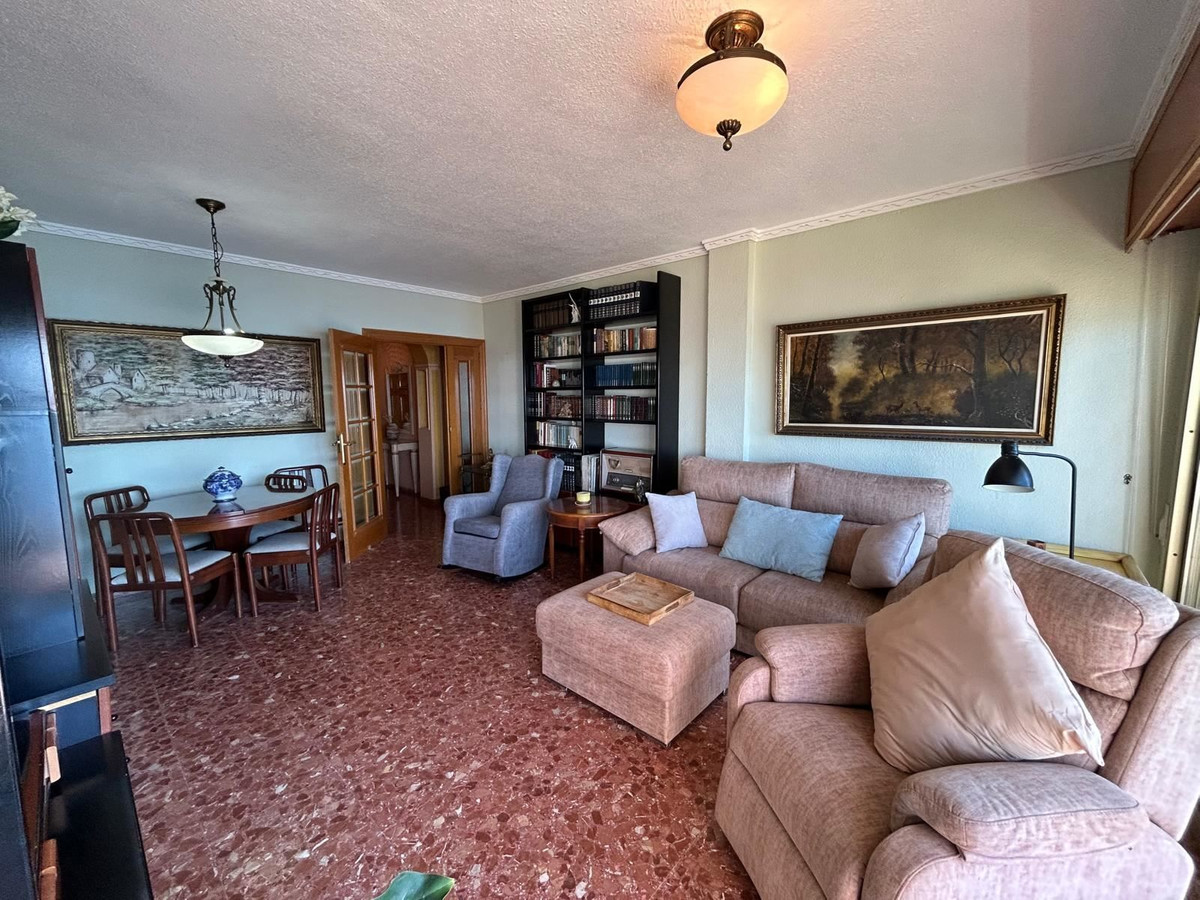 For sale - 4 Bedroom 3 Bathroom Apartment - Middle Floor Apartment in Torrevieja - Torrevieja Centro  - Alicante