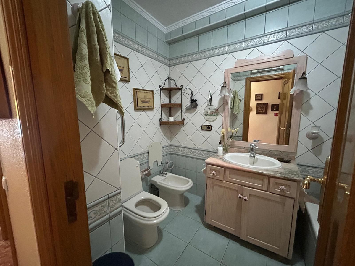 For sale - 4 Bedroom 3 Bathroom Apartment - Middle Floor Apartment in Torrevieja - Torrevieja Centro  - Alicante