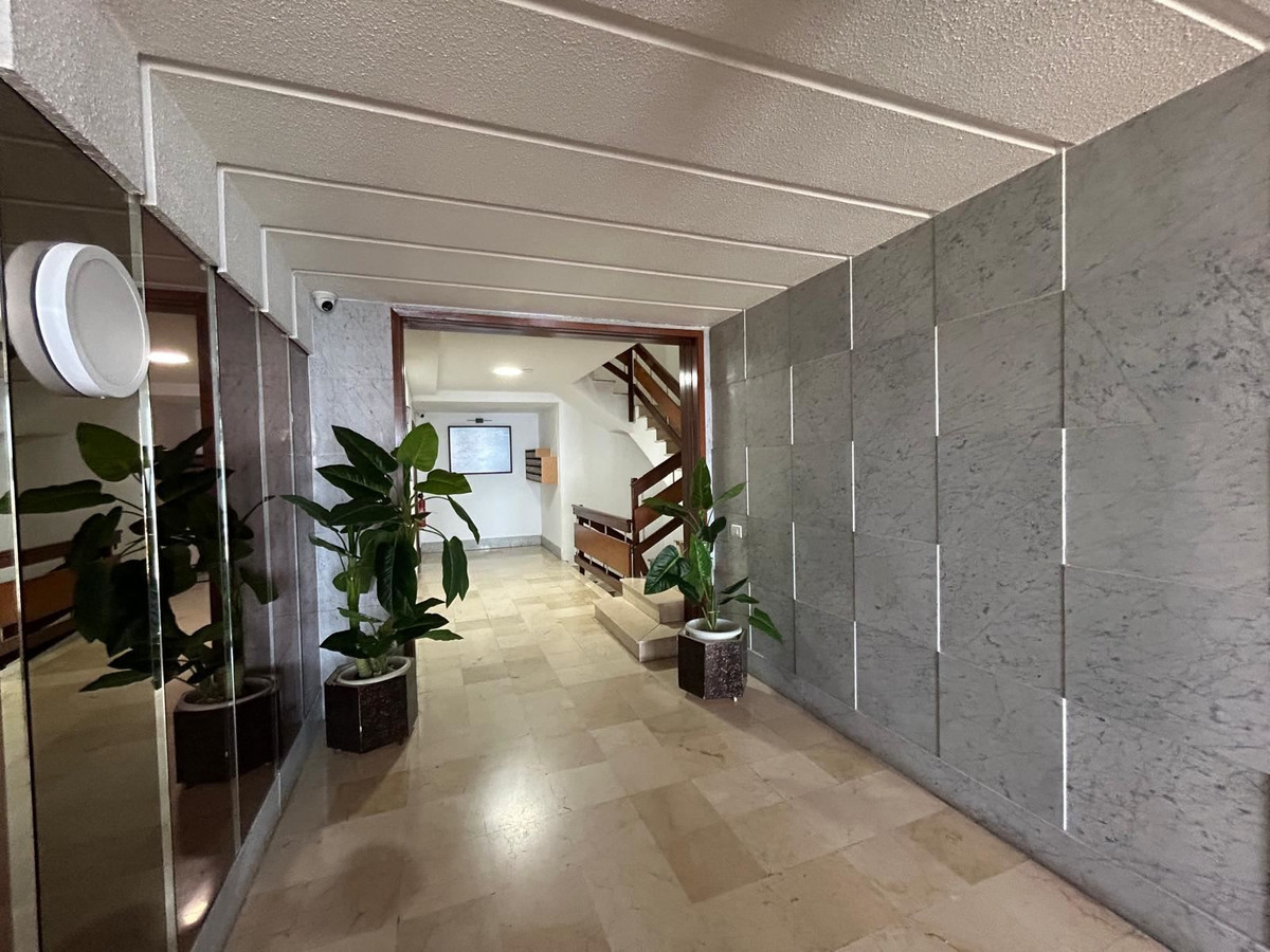 For sale - 4 Bedroom 3 Bathroom Apartment - Middle Floor Apartment in Torrevieja - Torrevieja Centro  - Alicante