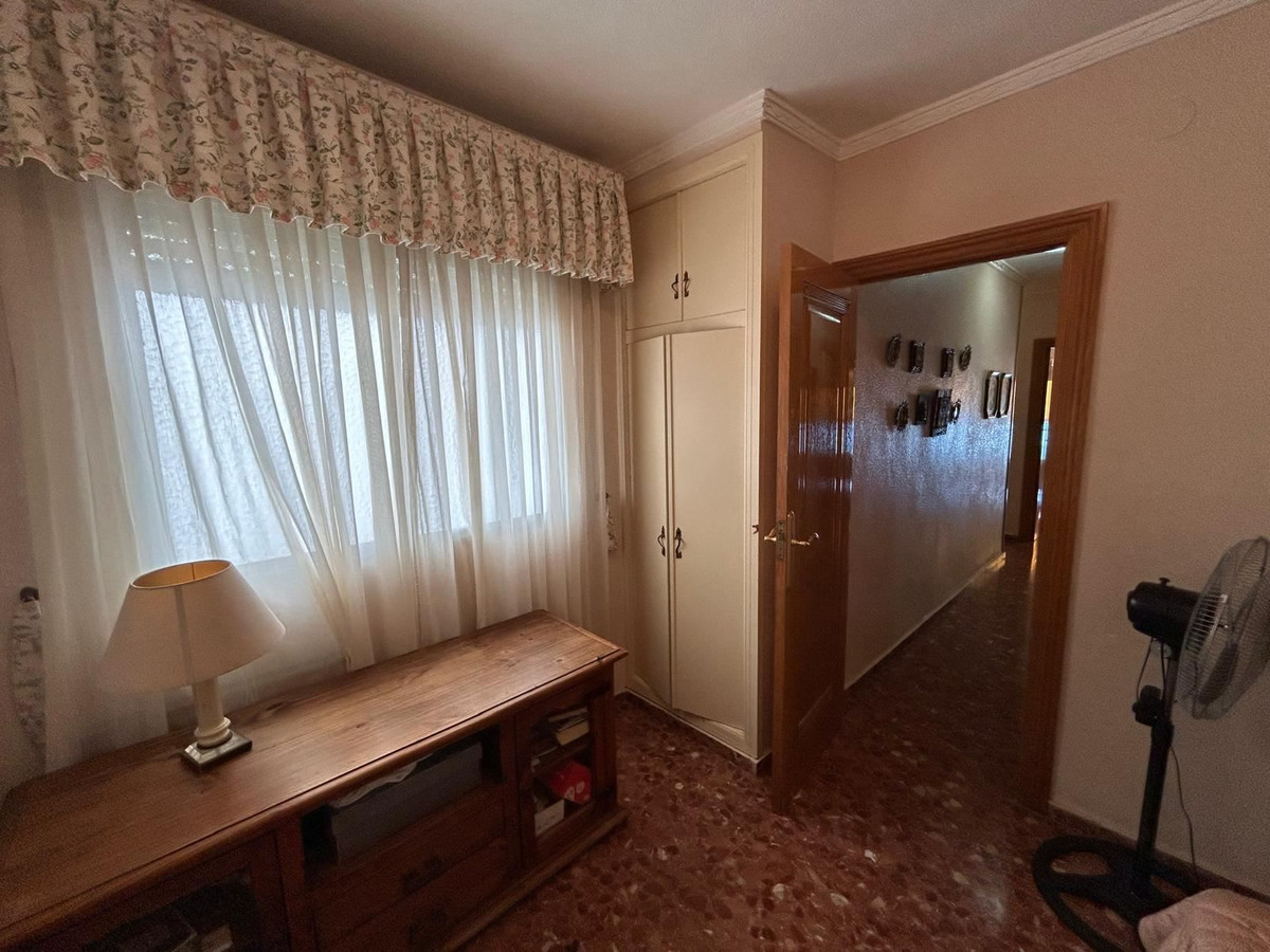 For sale - 4 Bedroom 3 Bathroom Apartment - Middle Floor Apartment in Torrevieja - Torrevieja Centro  - Alicante