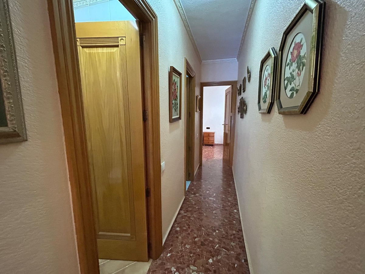 For sale - 4 Bedroom 3 Bathroom Apartment - Middle Floor Apartment in Torrevieja - Torrevieja Centro  - Alicante