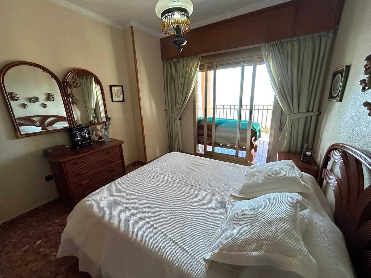 For sale - 4 Bedroom 3 Bathroom Apartment - Middle Floor Apartment in Torrevieja - Torrevieja Centro  - Alicante