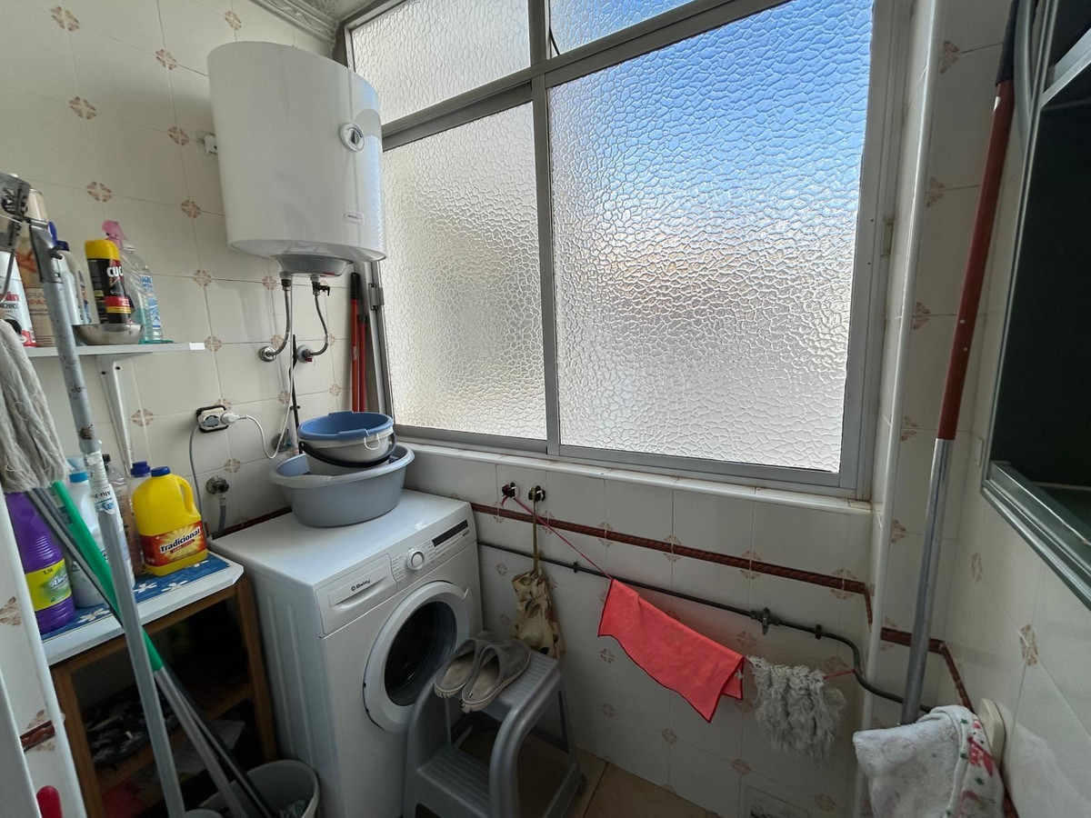 For sale - 4 Bedroom 3 Bathroom Apartment - Middle Floor Apartment in Torrevieja - Torrevieja Centro  - Alicante