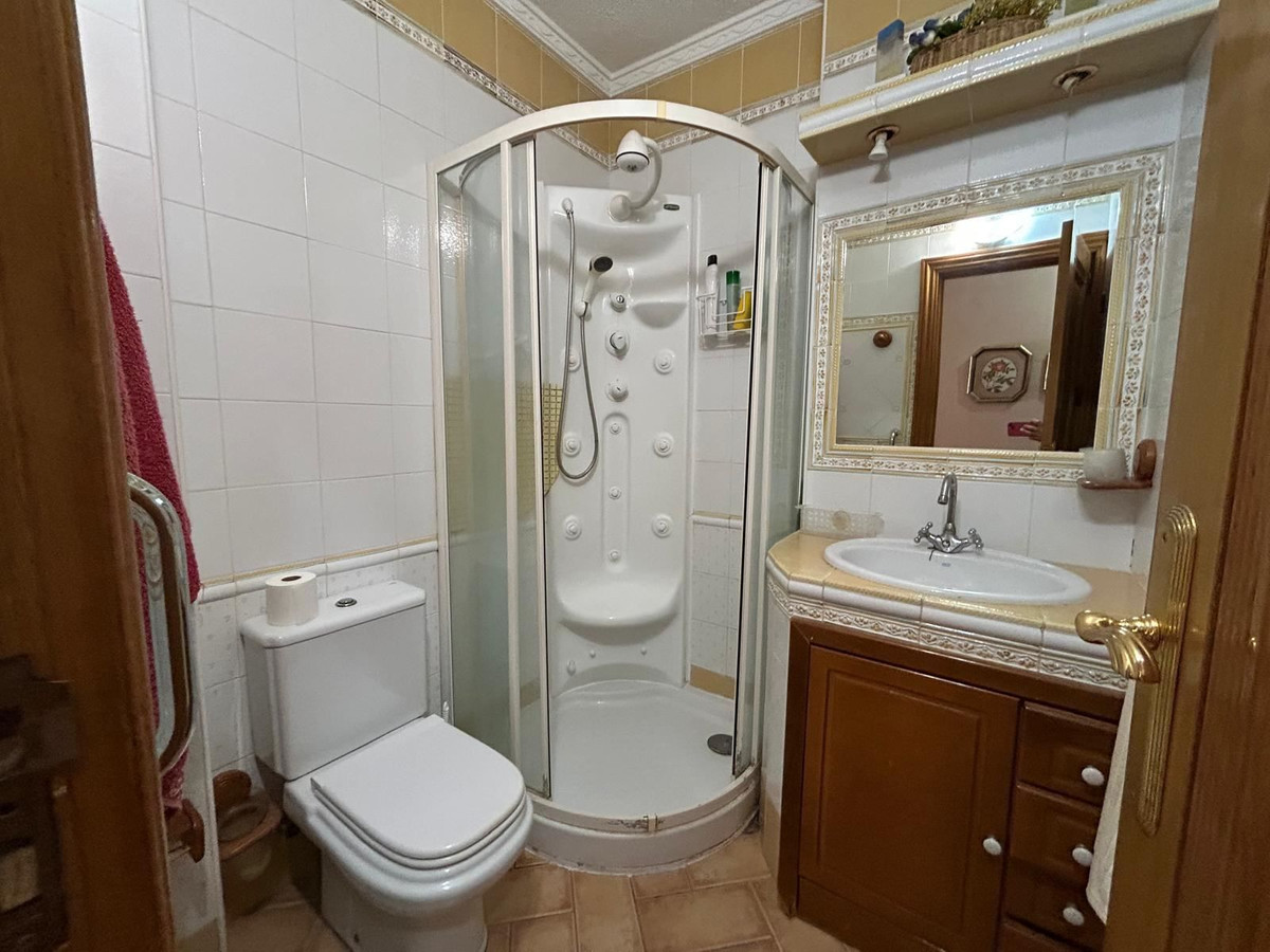 For sale - 4 Bedroom 3 Bathroom Apartment - Middle Floor Apartment in Torrevieja - Torrevieja Centro  - Alicante