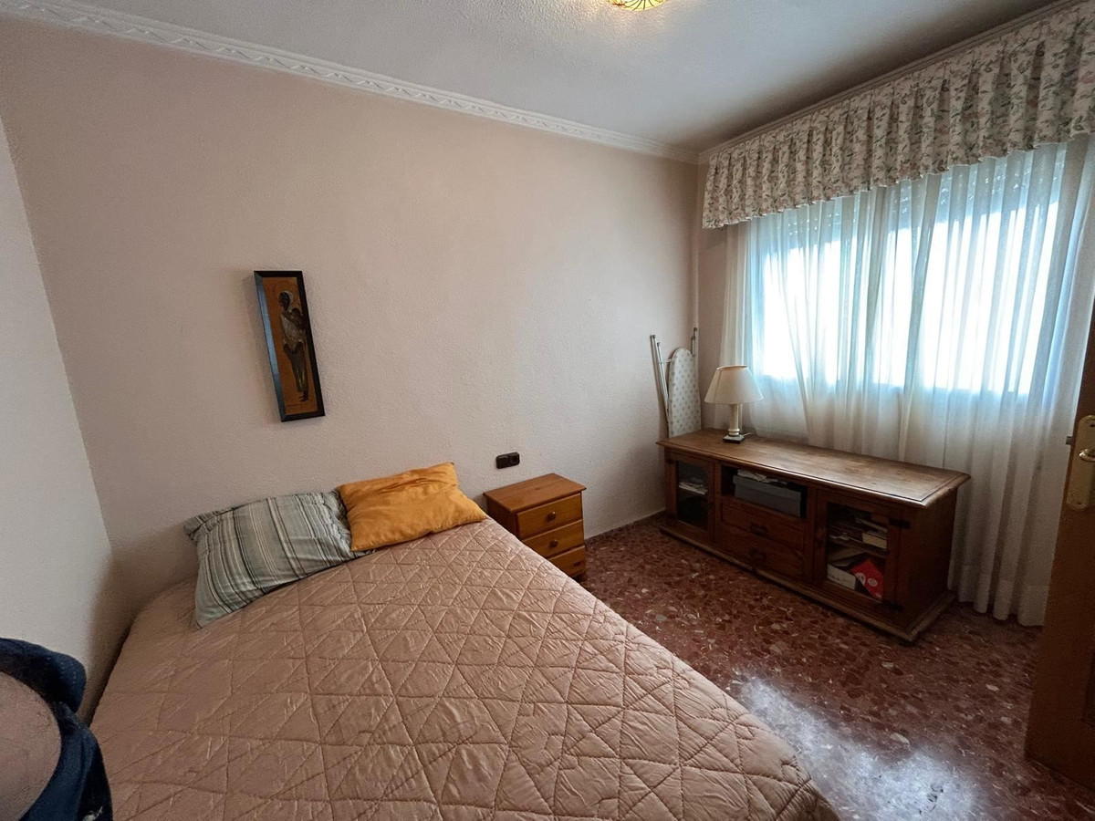 For sale - 4 Bedroom 3 Bathroom Apartment - Middle Floor Apartment in Torrevieja - Torrevieja Centro  - Alicante