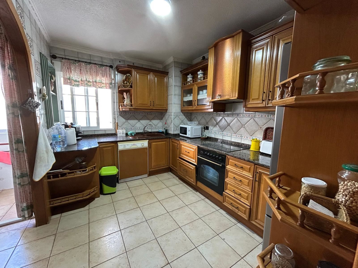 For sale - 4 Bedroom 3 Bathroom Apartment - Middle Floor Apartment in Torrevieja - Torrevieja Centro  - Alicante
