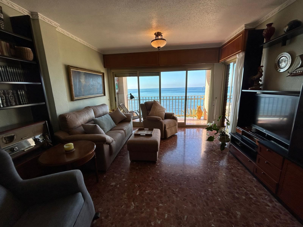 For sale - 4 Bedroom 3 Bathroom Apartment - Middle Floor Apartment in Torrevieja - Torrevieja Centro  - Alicante