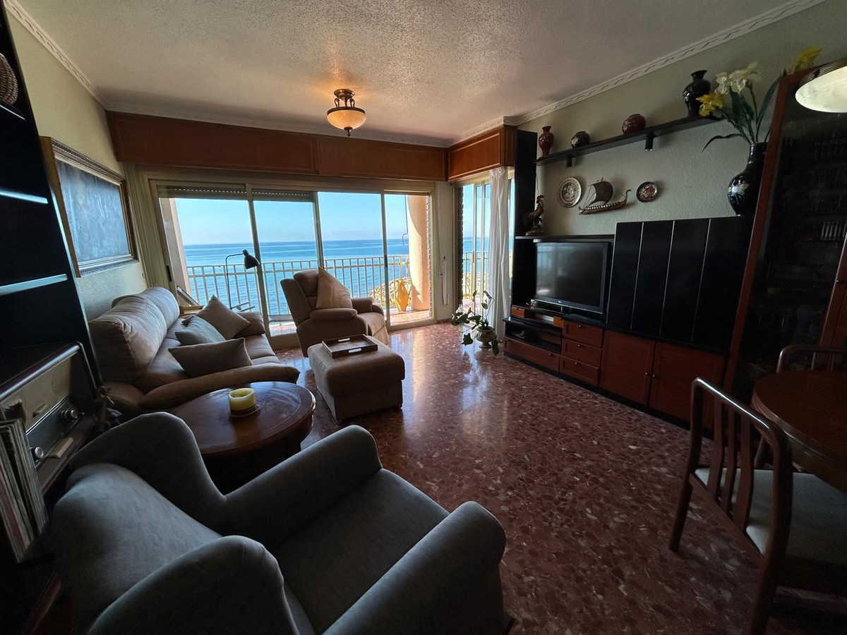 For sale - 4 Bedroom 3 Bathroom Apartment - Middle Floor Apartment in Torrevieja - Torrevieja Centro  - Alicante