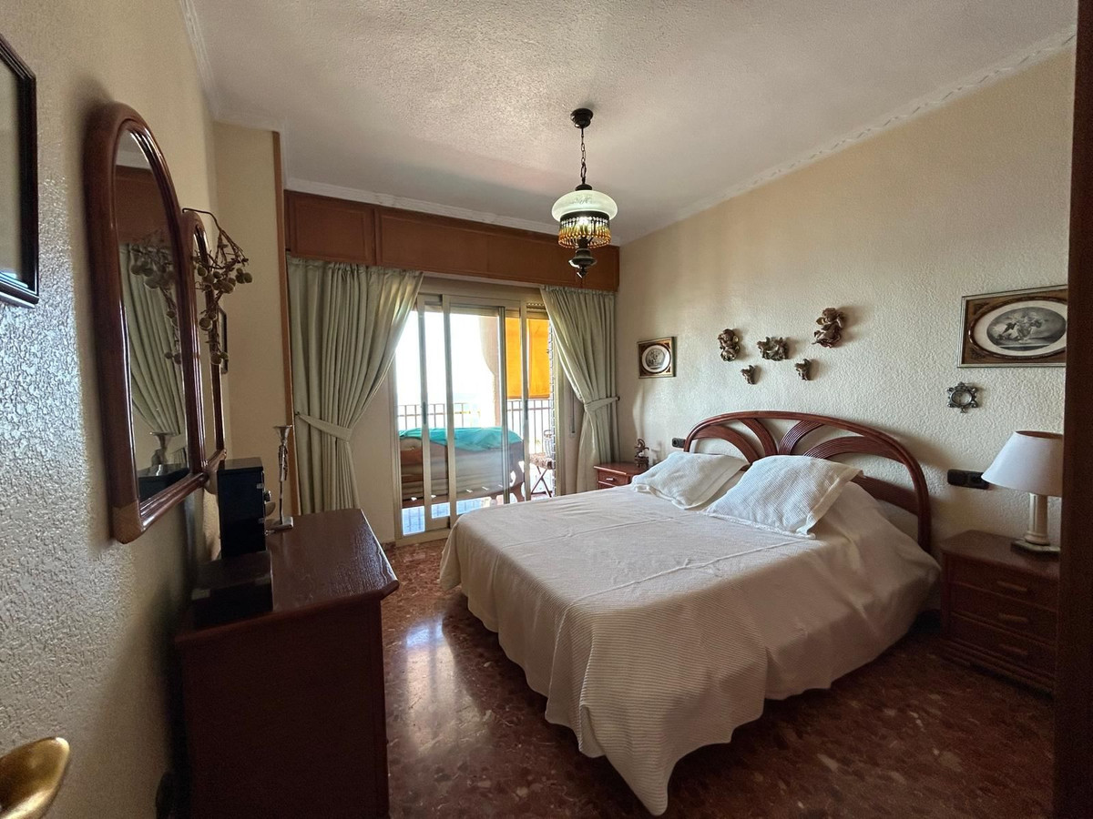 For sale - 4 Bedroom 3 Bathroom Apartment - Middle Floor Apartment in Torrevieja - Torrevieja Centro  - Alicante