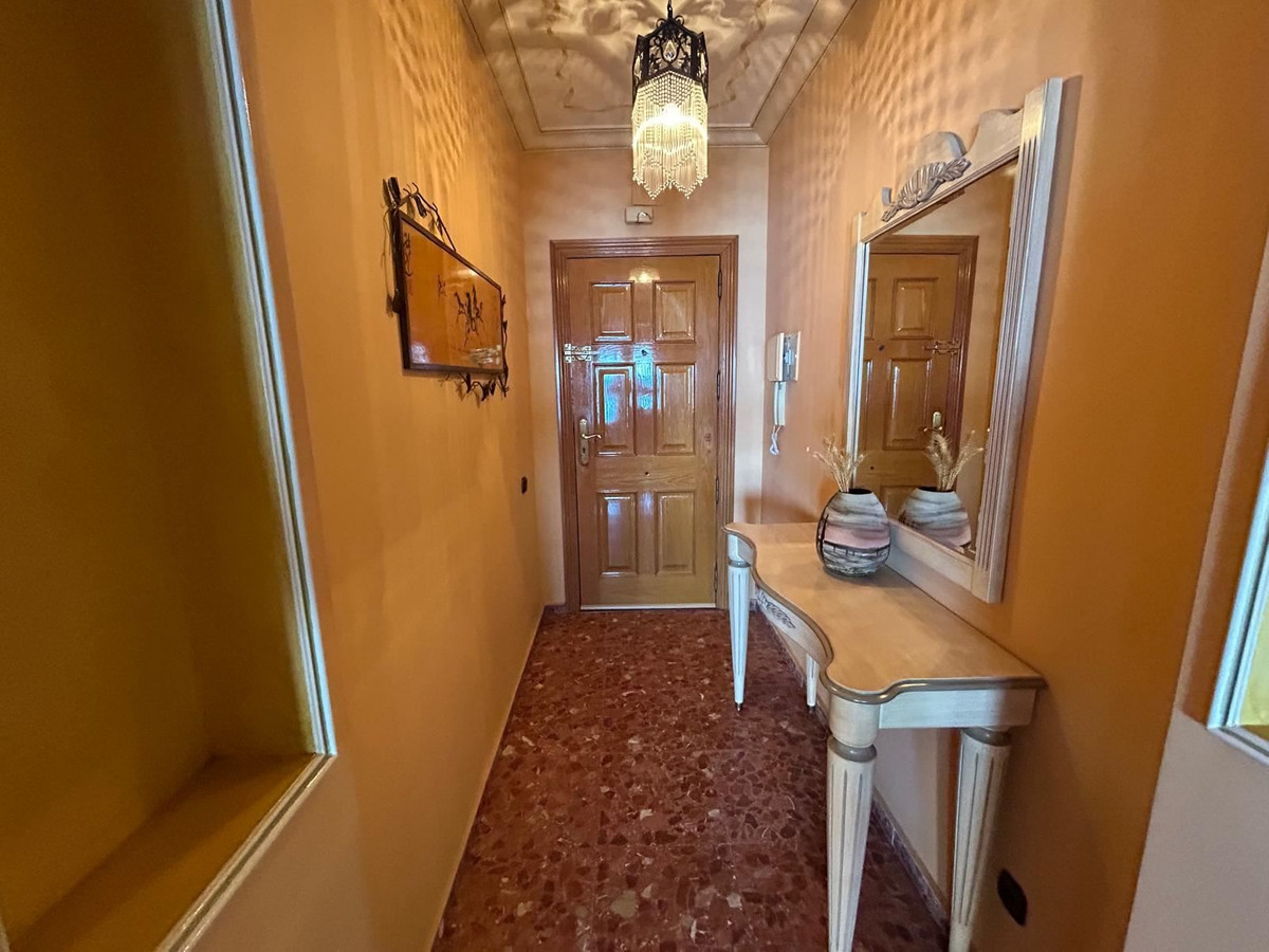 For sale - 4 Bedroom 3 Bathroom Apartment - Middle Floor Apartment in Torrevieja - Torrevieja Centro  - Alicante