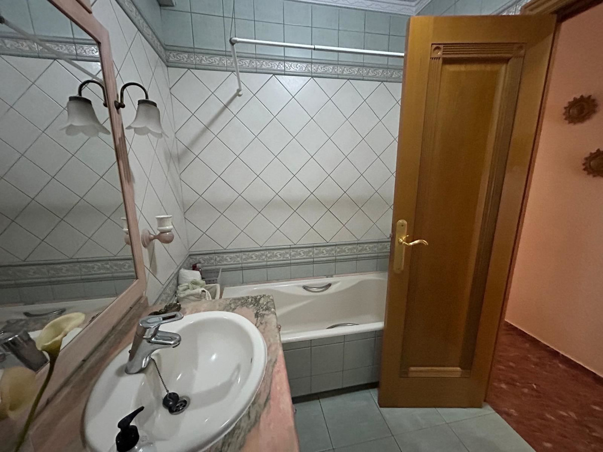 For sale - 4 Bedroom 3 Bathroom Apartment - Middle Floor Apartment in Torrevieja - Torrevieja Centro  - Alicante