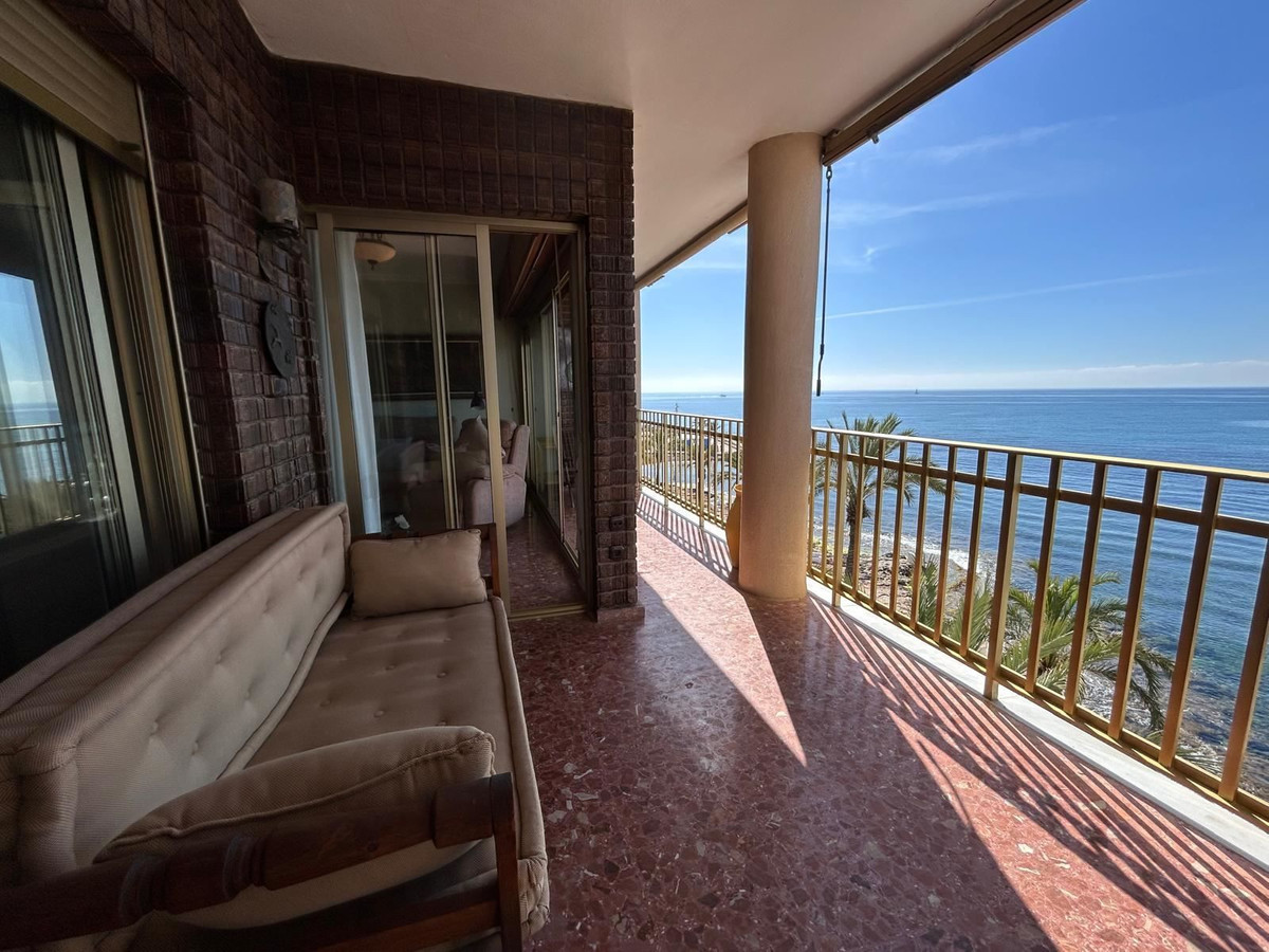 For sale - 4 Bedroom 3 Bathroom Apartment - Middle Floor Apartment in Torrevieja - Torrevieja Centro  - Alicante