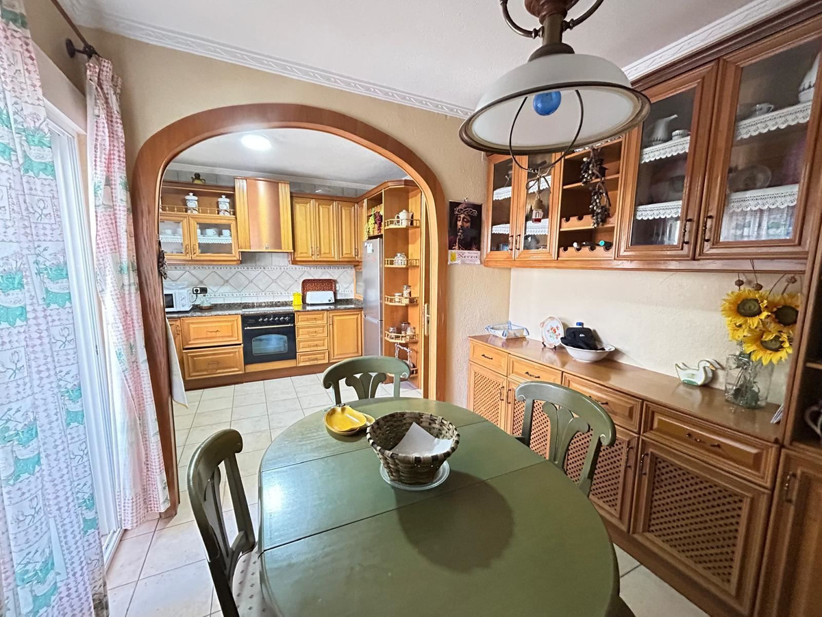 For sale - 4 Bedroom 3 Bathroom Apartment - Middle Floor Apartment in Torrevieja - Torrevieja Centro  - Alicante