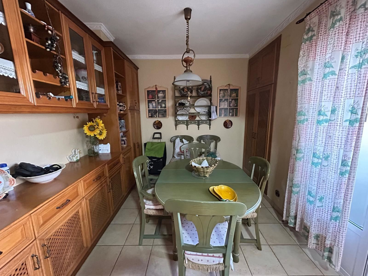 For sale - 4 Bedroom 3 Bathroom Apartment - Middle Floor Apartment in Torrevieja - Torrevieja Centro  - Alicante