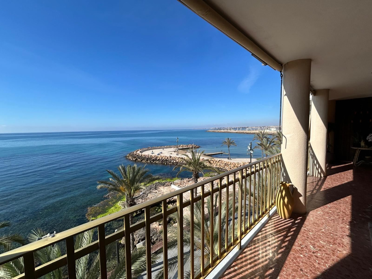 For sale - 4 Bedroom 3 Bathroom Apartment - Middle Floor Apartment in Torrevieja - Torrevieja Centro  - Alicante