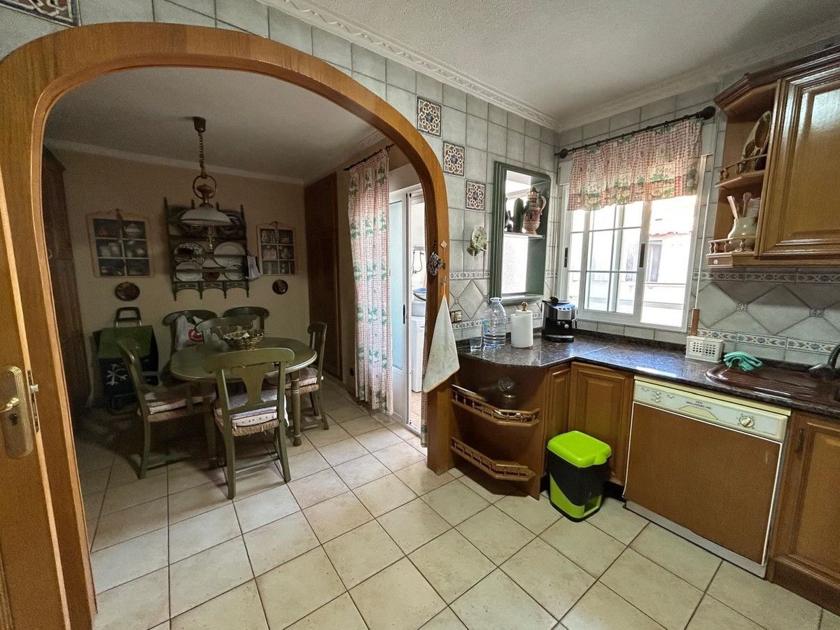 For sale - 4 Bedroom 3 Bathroom Apartment - Middle Floor Apartment in Torrevieja - Torrevieja Centro  - Alicante