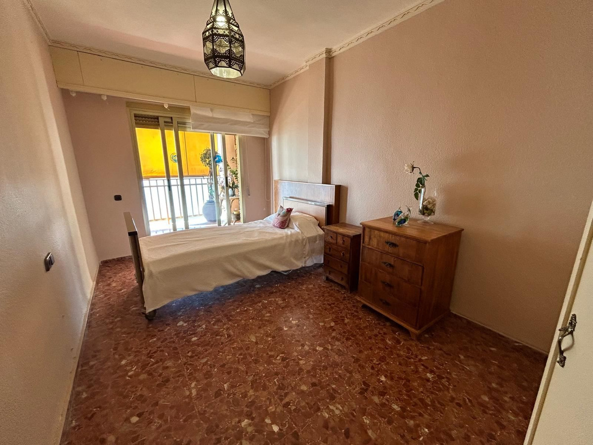 For sale - 4 Bedroom 3 Bathroom Apartment - Middle Floor Apartment in Torrevieja - Torrevieja Centro  - Alicante