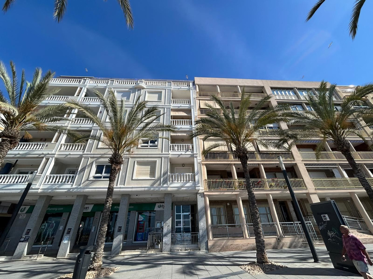 For sale - 4 Bedroom 3 Bathroom Apartment - Middle Floor Apartment in Torrevieja - Torrevieja Centro  - Alicante