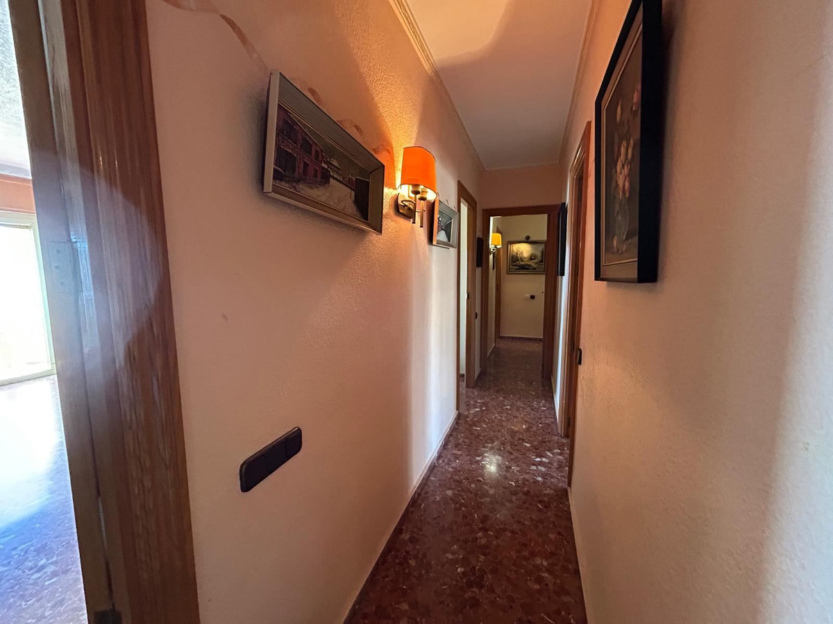 For sale - 4 Bedroom 3 Bathroom Apartment - Middle Floor Apartment in Torrevieja - Torrevieja Centro  - Alicante