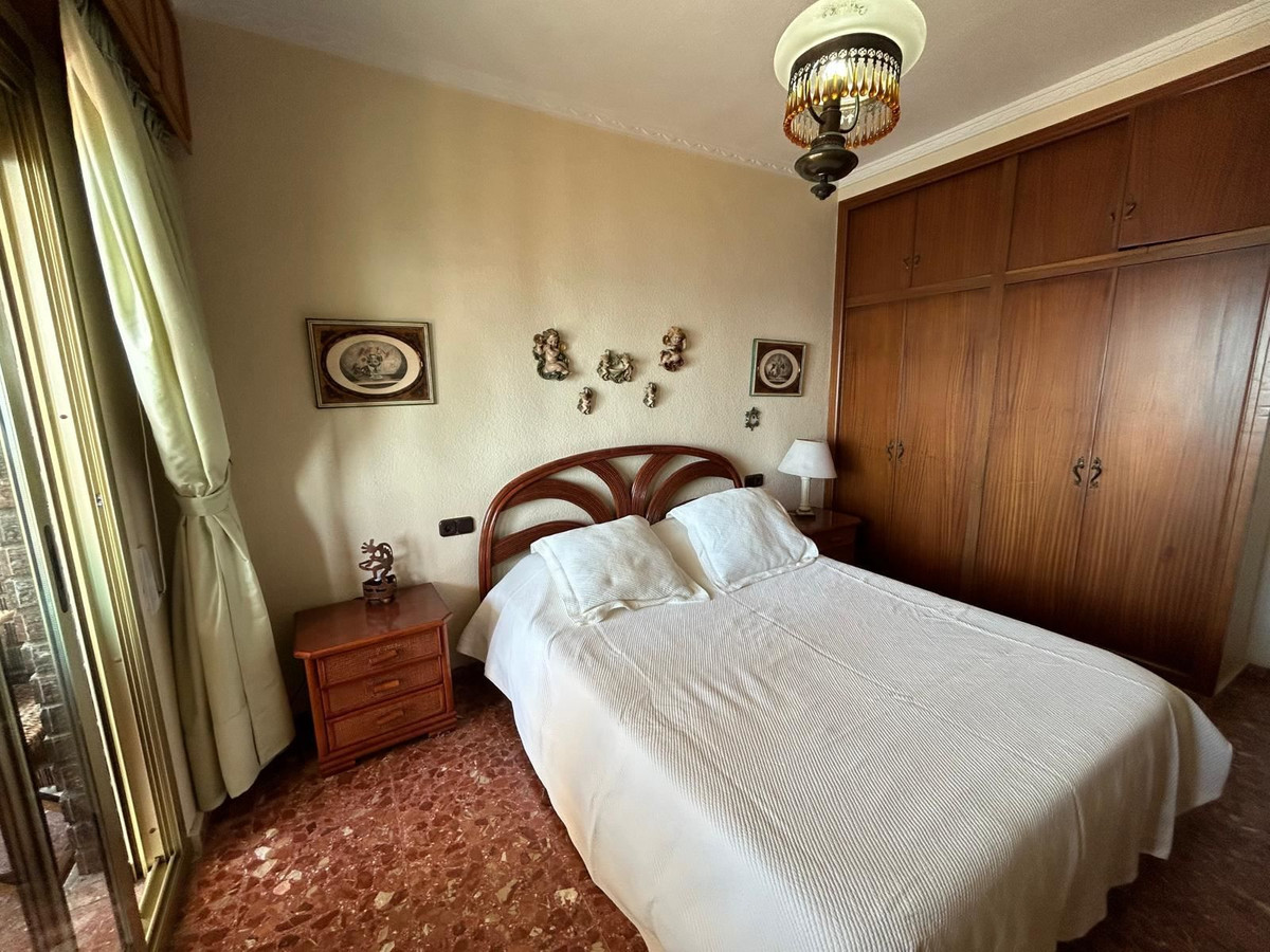 For sale - 4 Bedroom 3 Bathroom Apartment - Middle Floor Apartment in Torrevieja - Torrevieja Centro  - Alicante