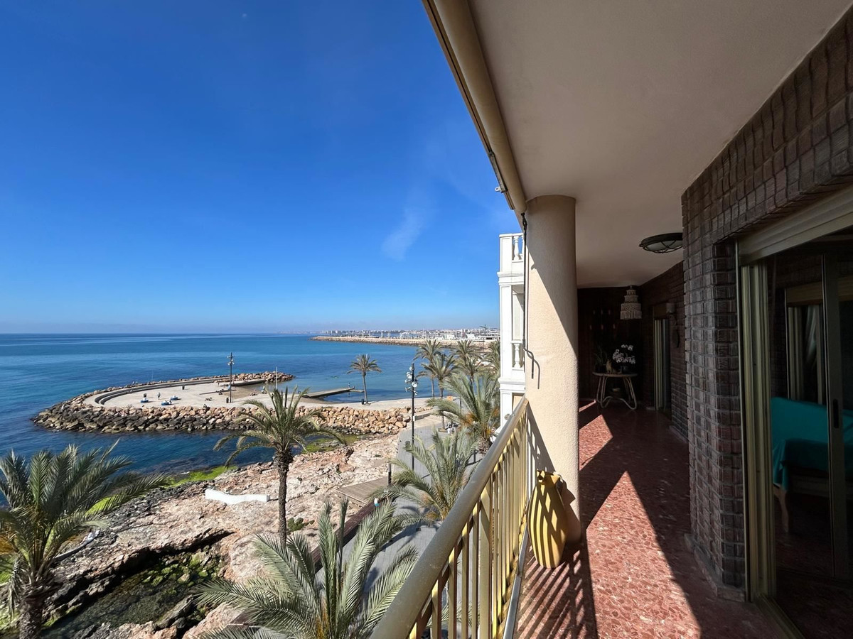 For sale - 4 Bedroom 3 Bathroom Apartment - Middle Floor Apartment in Torrevieja - Torrevieja Centro  - Alicante