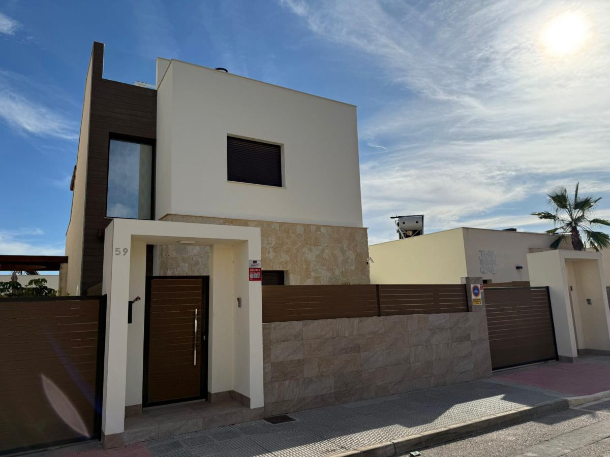For sale - 3 Bedroom 3 Bathroom House - Detached Villa in Los Montesinos - Los Montesinos Centro  - Alicante