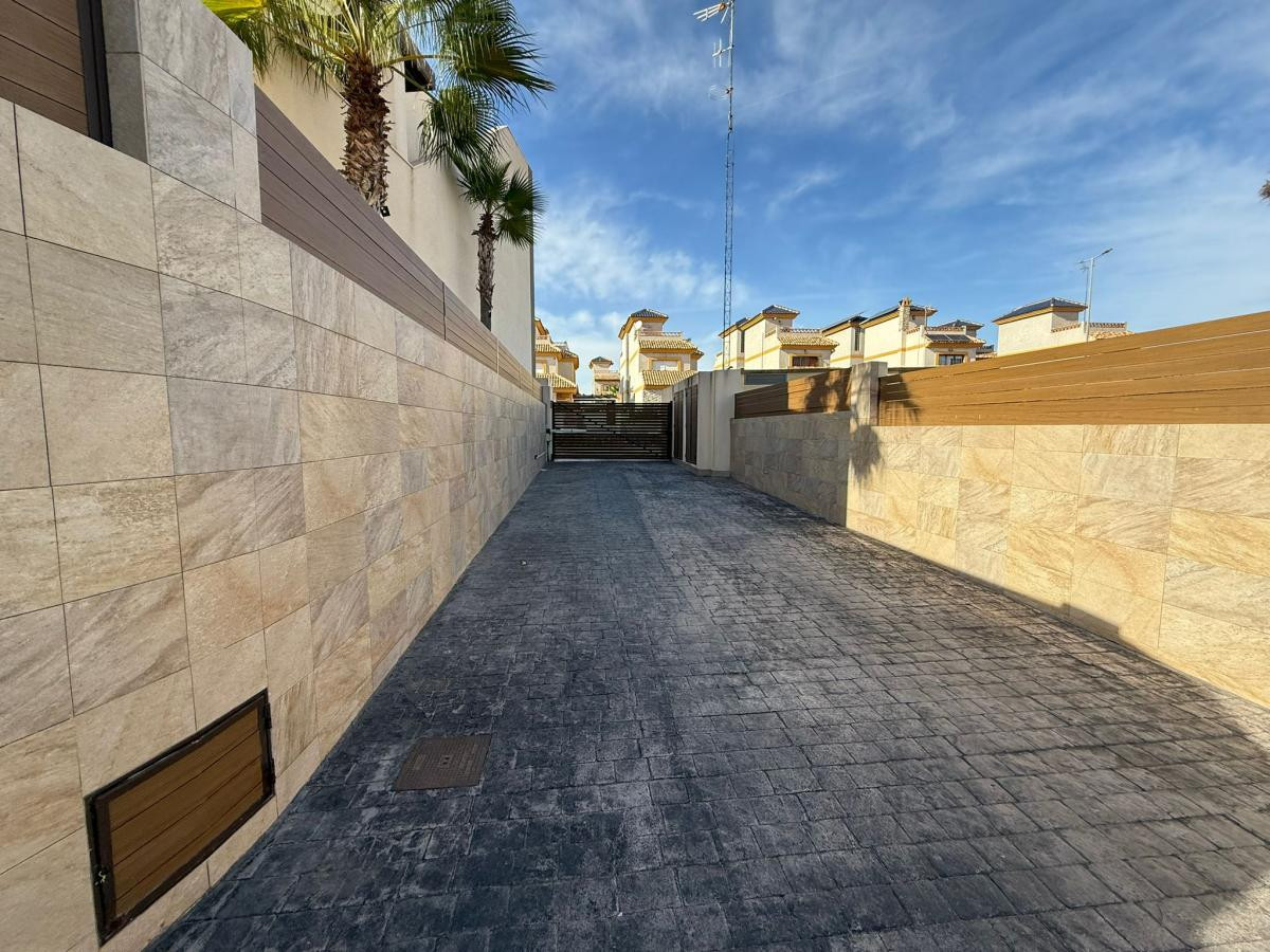 For sale - 3 Bedroom 3 Bathroom House - Detached Villa in Los Montesinos - Los Montesinos Centro  - Alicante