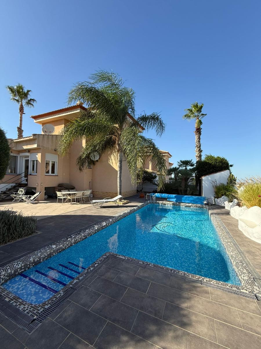 For sale - 3 Bedroom 2 Bathroom House - Detached Villa in San Miguel de Salinas - San Miguel de Salinas Centro  - Alicante