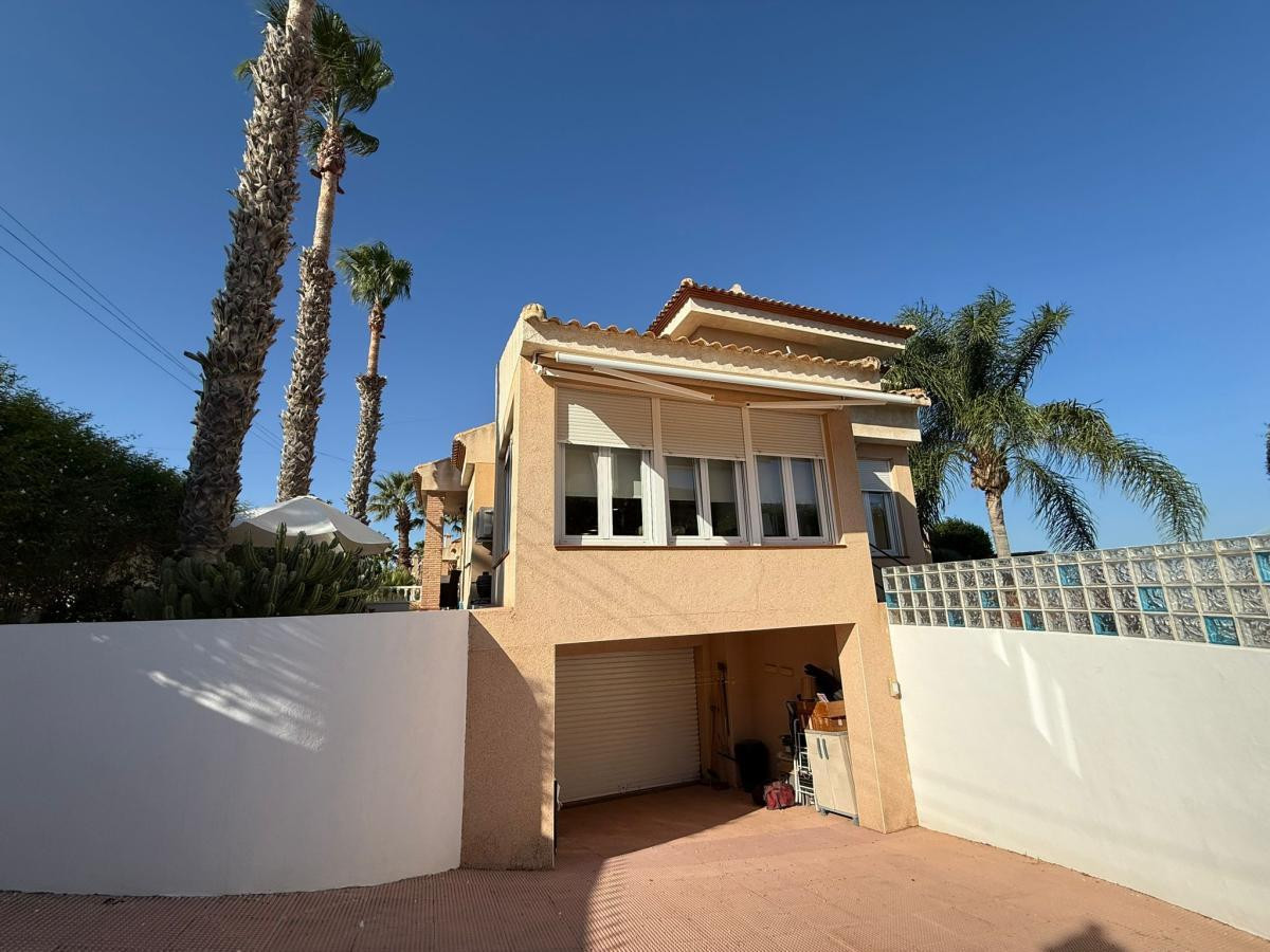 For sale - 3 Bedroom 2 Bathroom House - Detached Villa in San Miguel de Salinas - San Miguel de Salinas Centro  - Alicante